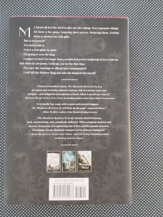 "The shadows between us" de Tricia Levenseller em capa dura