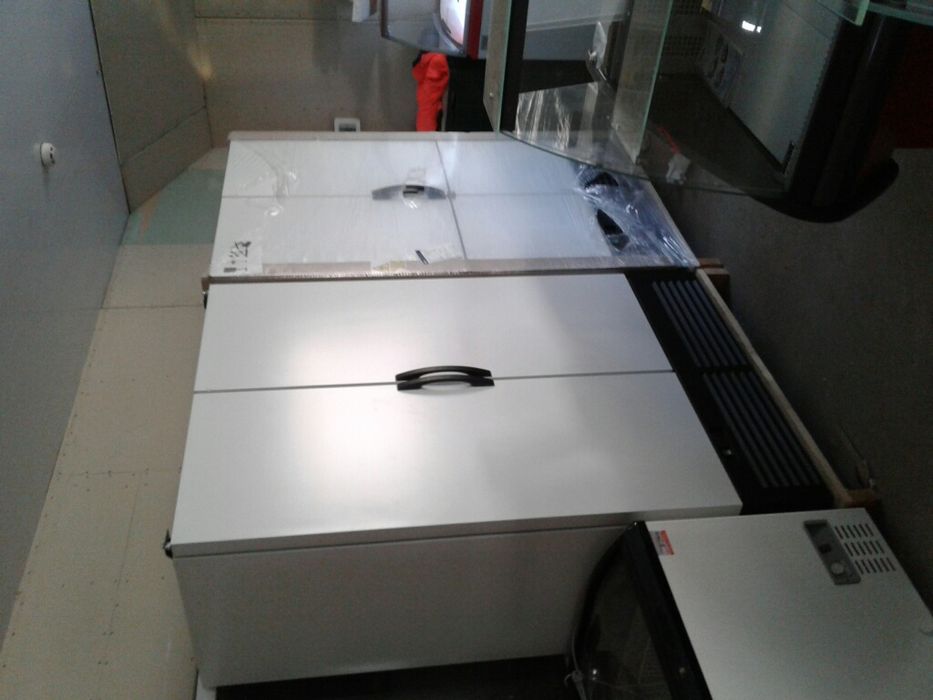 Шафа  шкаф холодильний універсальний регали горки .  морозилки бонети