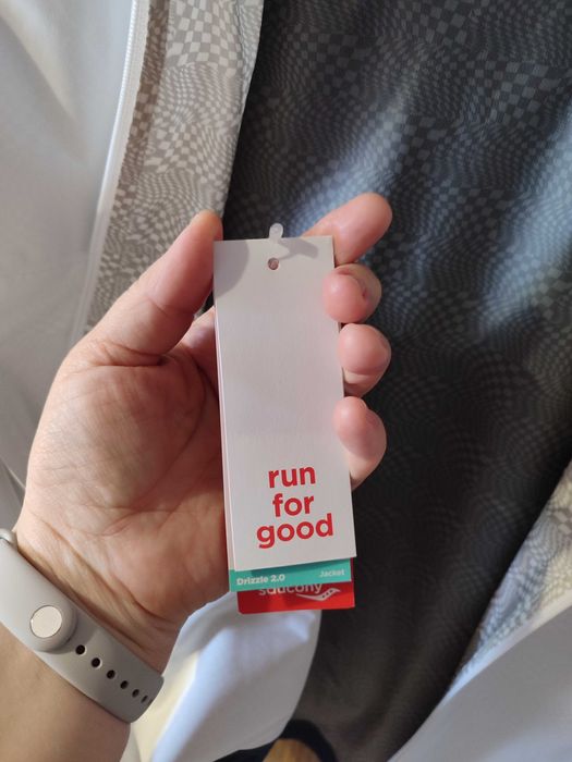 Вітровка  жіноча, спортивна. дуже  легка та якісна . Нова