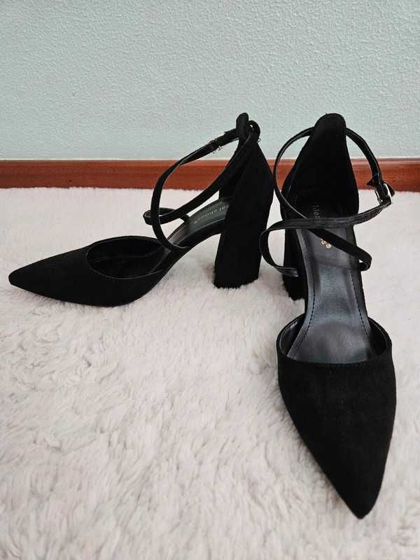 Sapato de salto preto
