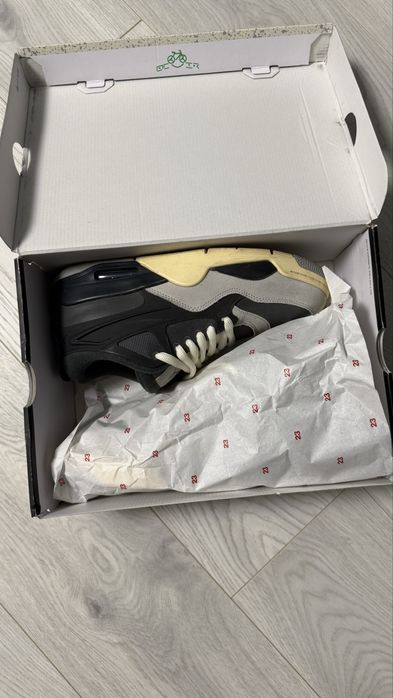 Air Jordan 4 RM.
