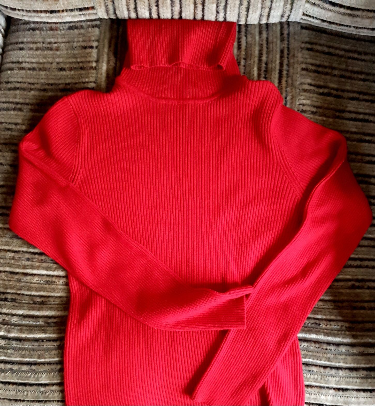 Червоний бадлон-светр