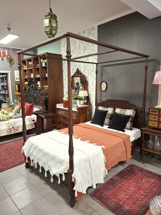 Cama de dossel em madeira maciça - estilo clássico.