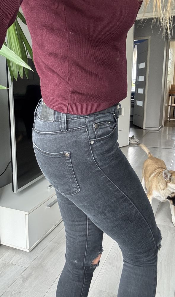 Czarne jeansy z dziurami