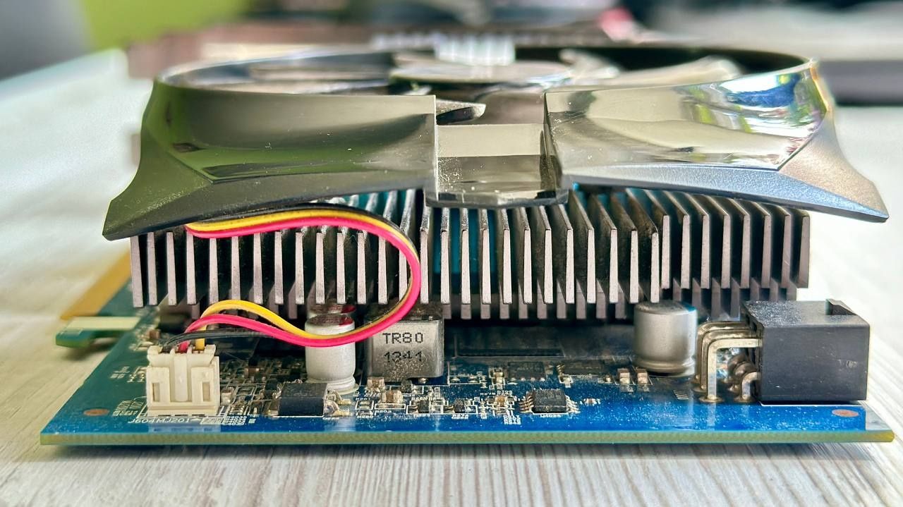 Відеокарта GIGABYTE Radeon R7