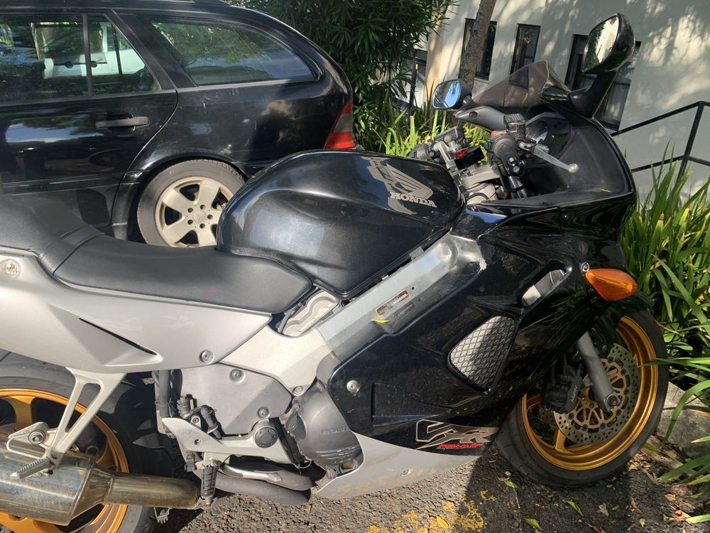 Vfr 800 fi 99 bom estado. Ou troco por carrinha