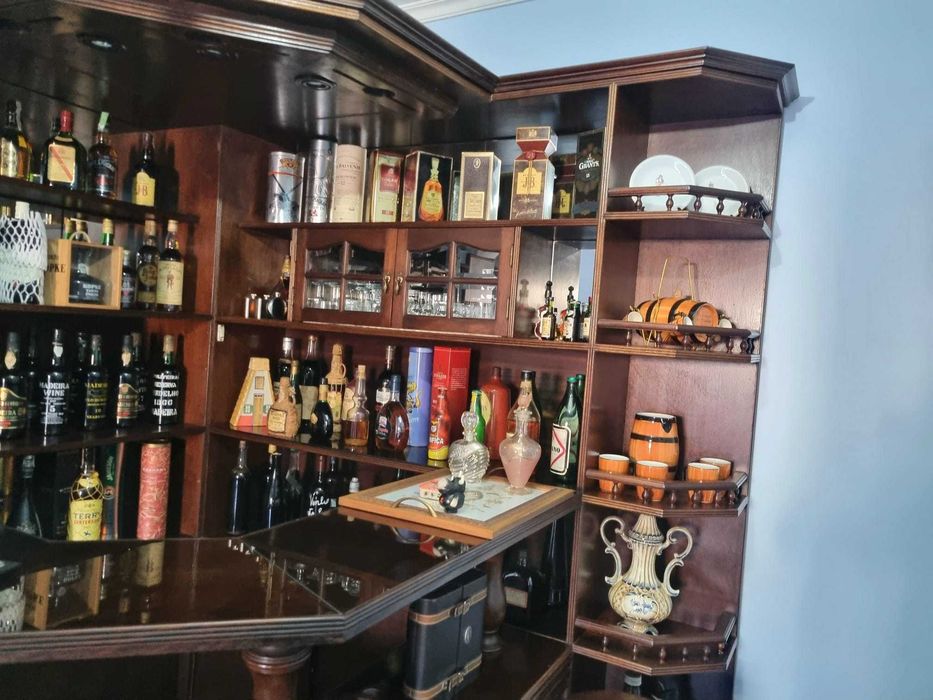 Bar em madeira mogno