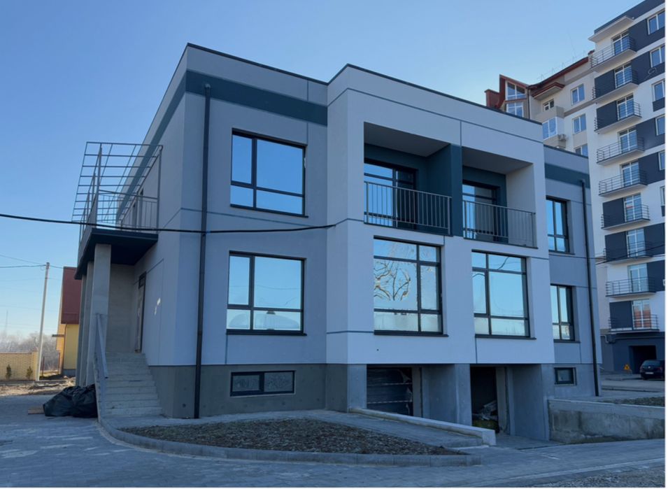 Зданий таунхаус з гаражем та міськими комунікаціями поруч озера!