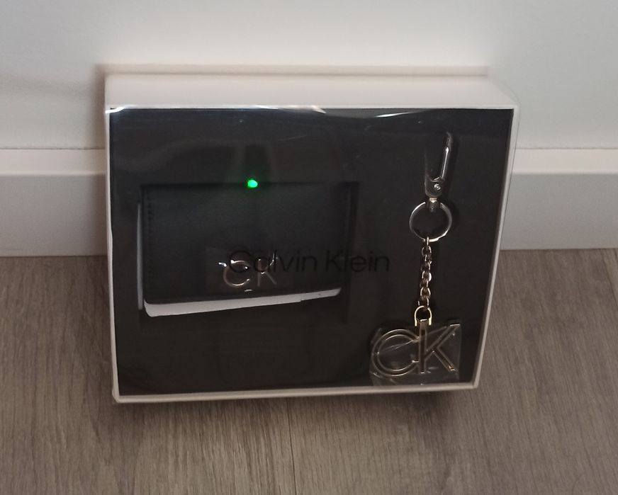Pack Carteira Mulher Re-Lock Trifold Calvin Klein + Porta chaves
