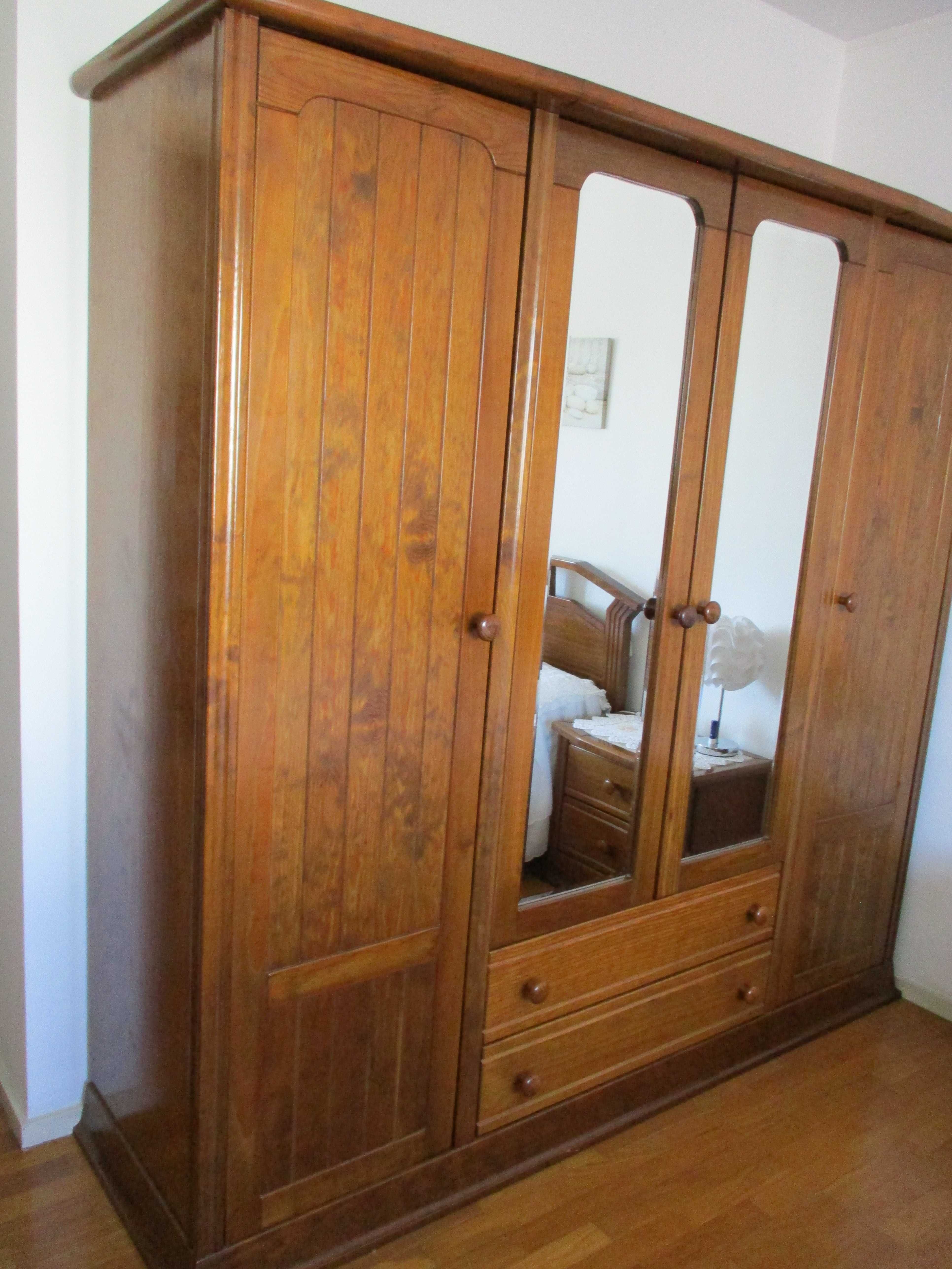Mobília de quarto de casal em madeira maciça.