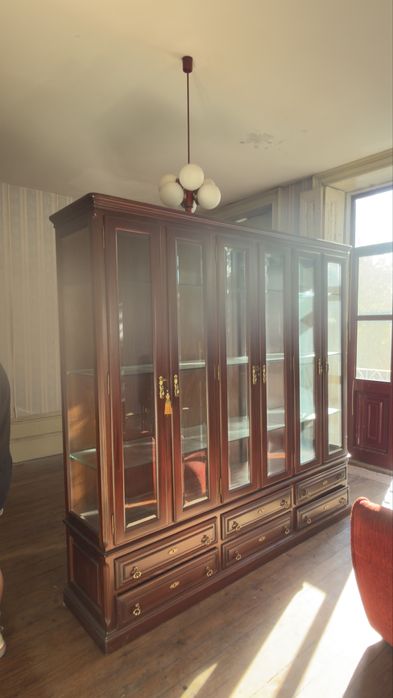 Vitrine clássica em madeira maciça com portas de vidro e gavetas