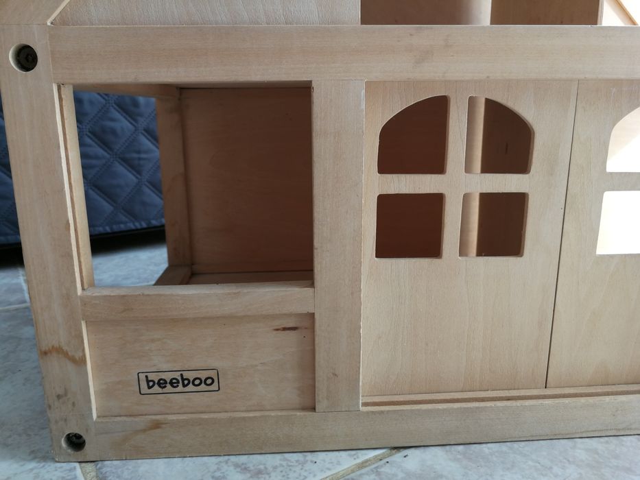 Casa de munecas de madeira