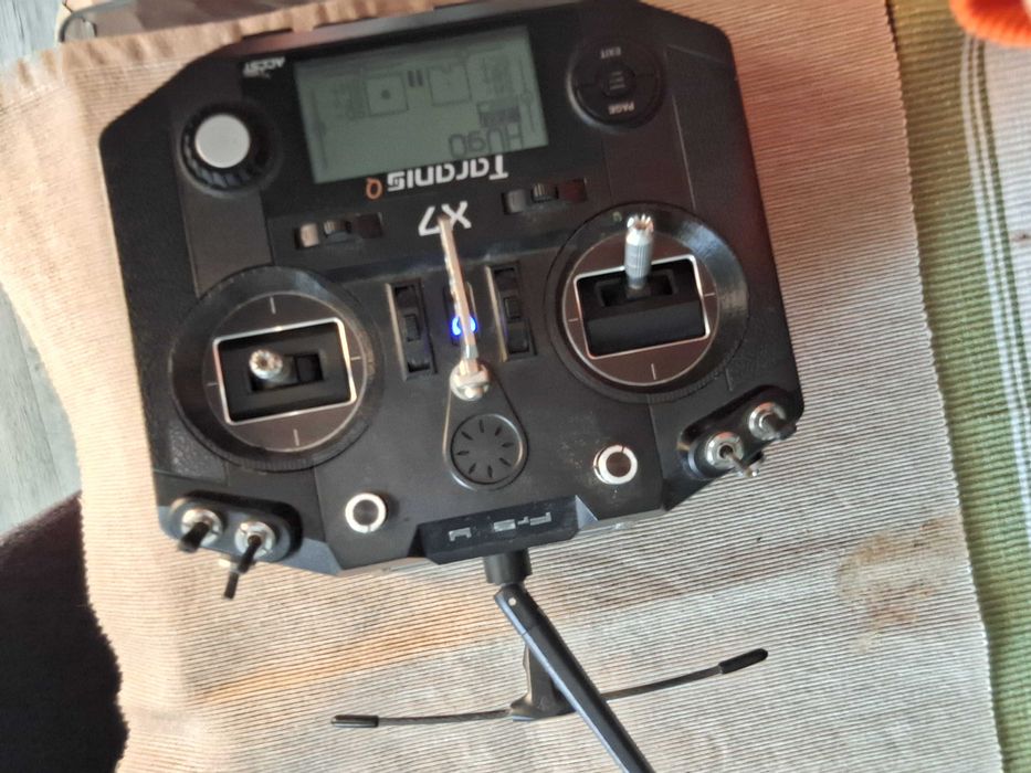 Transmissor FrSky Taranis com modo  crossfire.