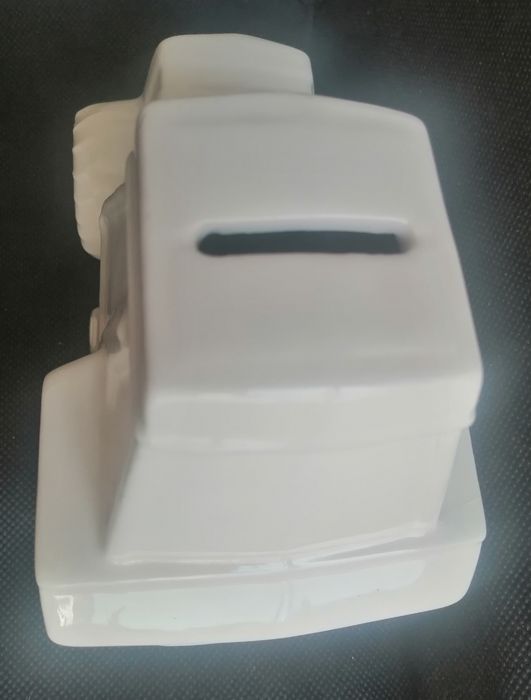 Trator mealheiro louça banco Crédito Agrícola Mútuo uma raiz no País