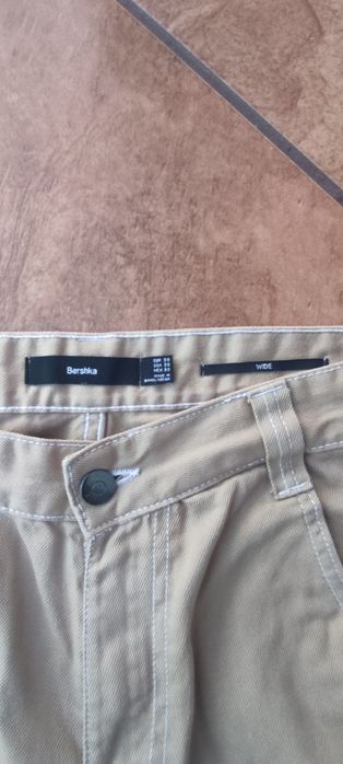 Beżowe spodnie Bershka