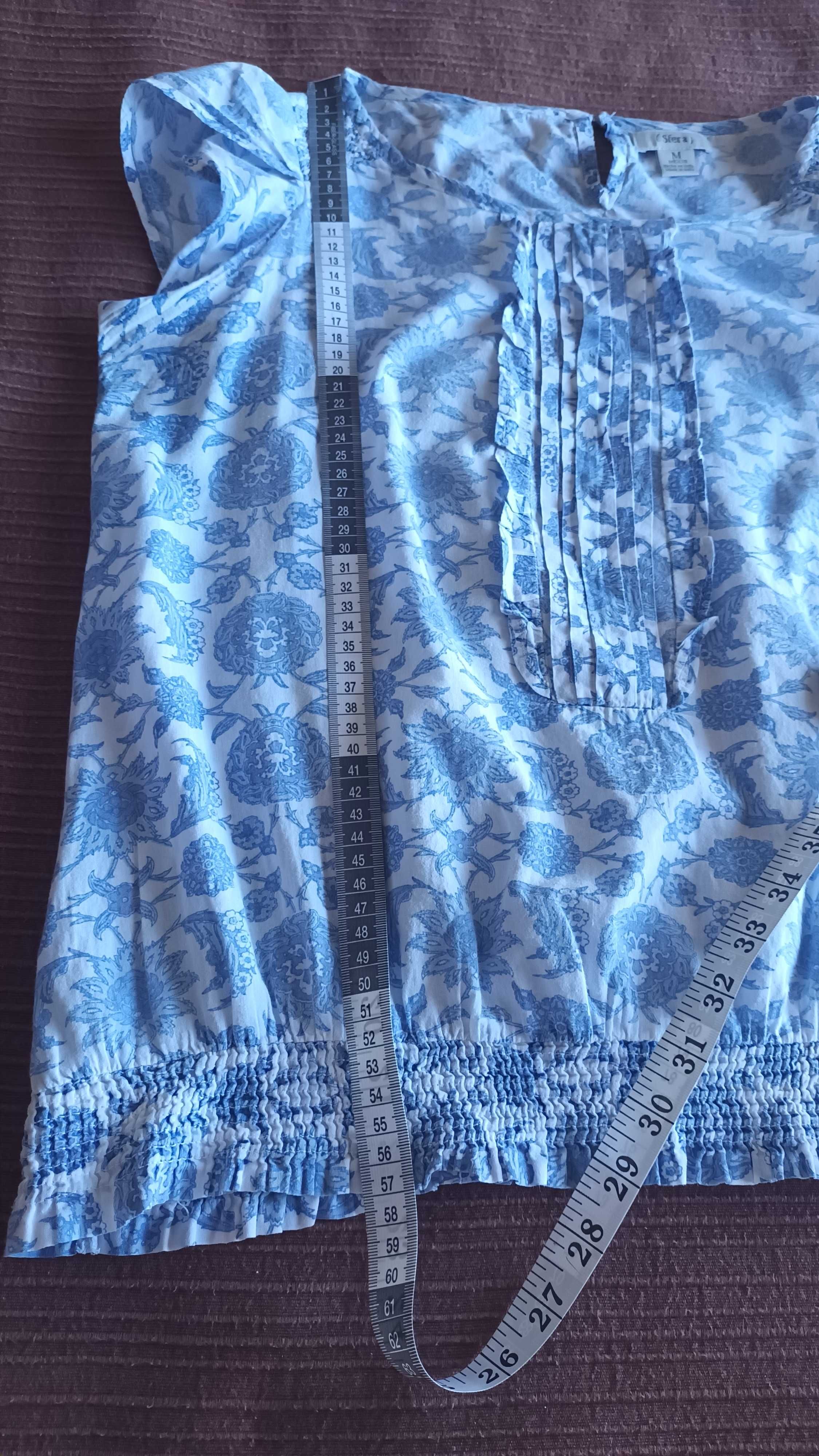 Blusa em branco e azul da sfera