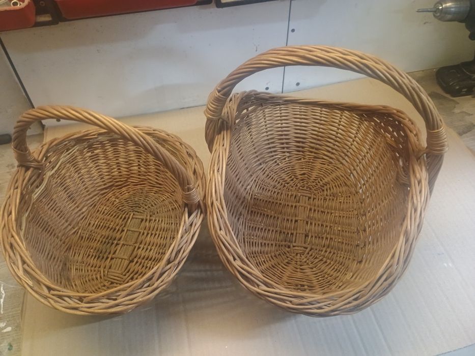 Dwa koszyki wiklinowe
