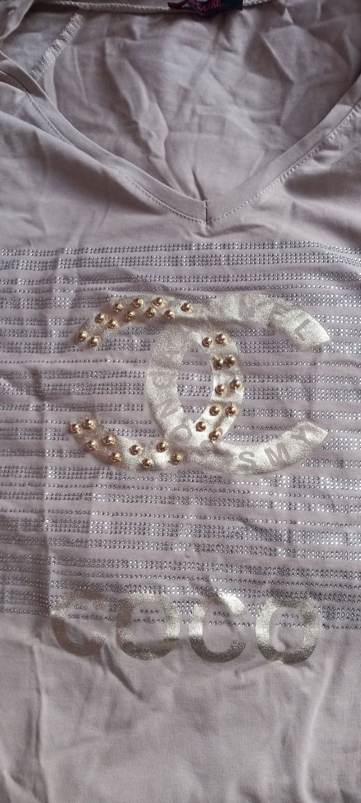 Beżowy t-shirt w serek.