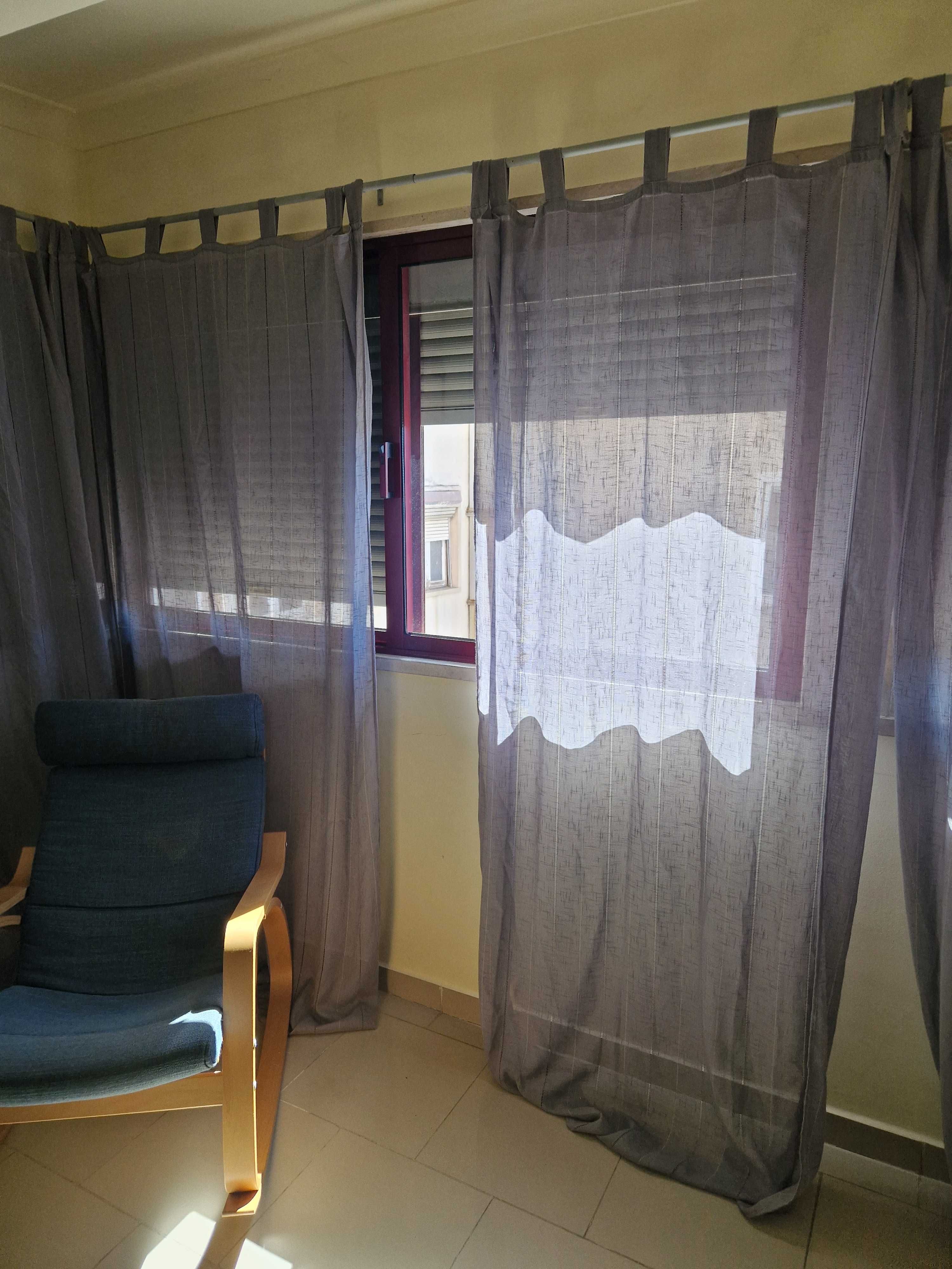Cortinados e cortinas usadas