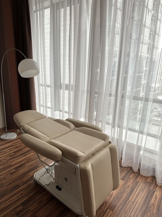 Сучасний великий косметологічний кабінет з німецькою електрокушеткою