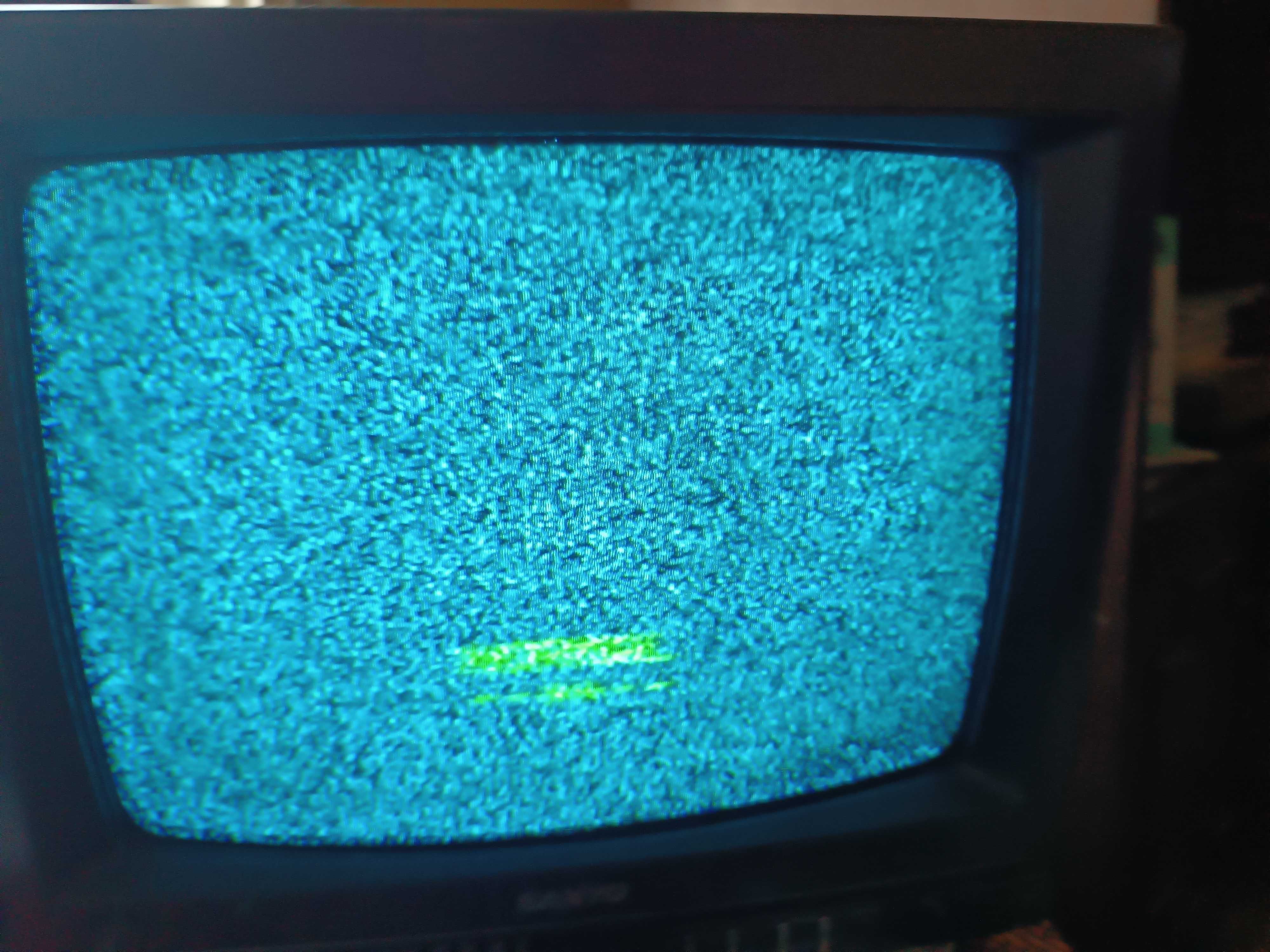 Televisão pequena a cores