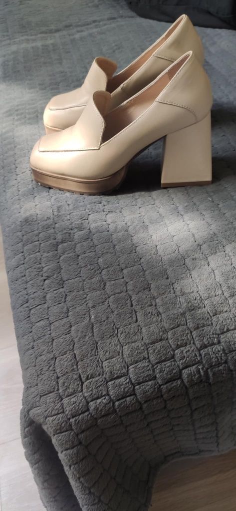 Buty ze skóry na koturnie 36