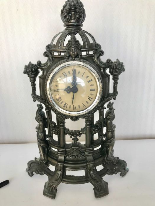 Годинник камінний, працює.