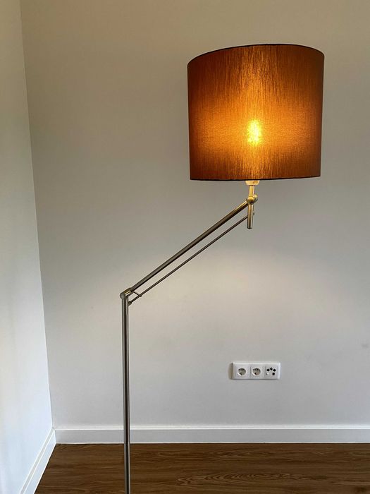 Candeeiro de pé de altura ajustável