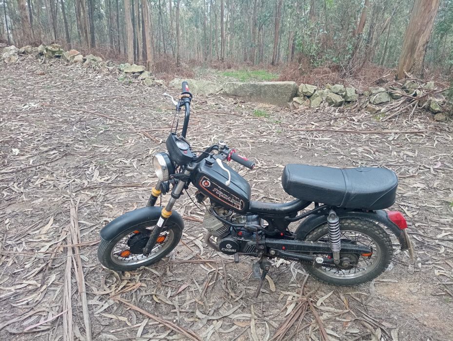 Vendo mota ideal para restauro encontra-se desmontada