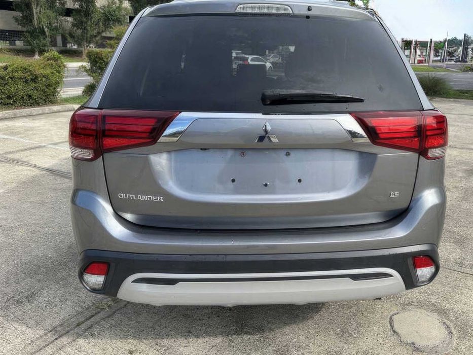 Mitsubishi Outlander SE      2020