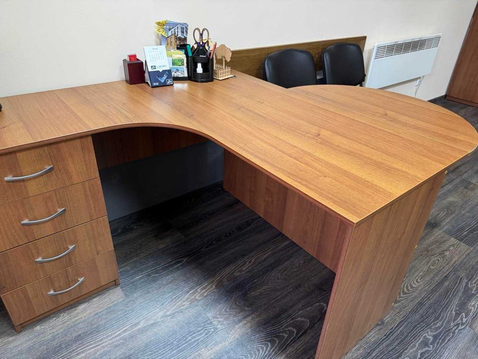 Продається комплект офісних меблів.