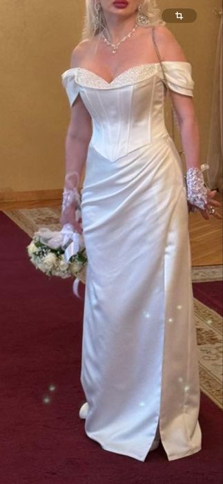 Трендова сілуетна сукня зі зʼємним шлейфом та подвійним корсетом.