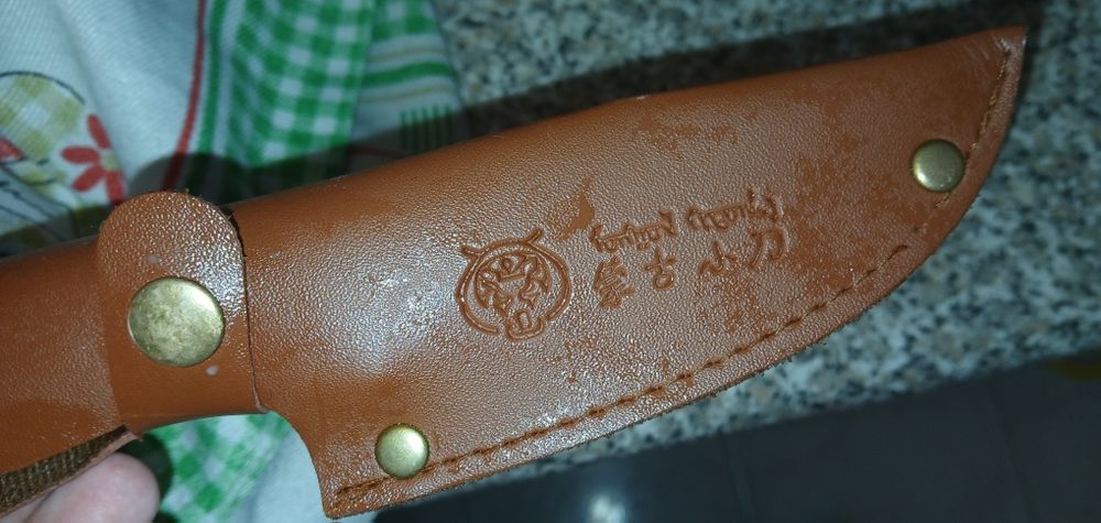 Faca artesanal estilo japonês - cabo em madeira e bainha de couro