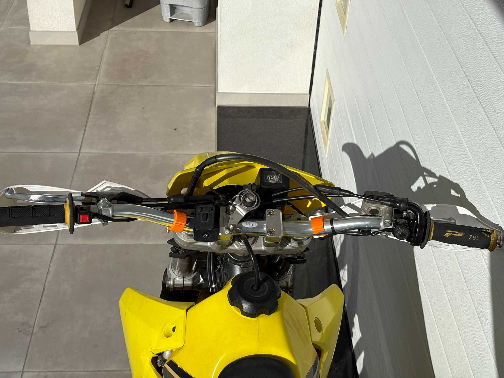 Suzuki DR-Z400E – Fiável, económica e pronta a andar| Revisão completa
