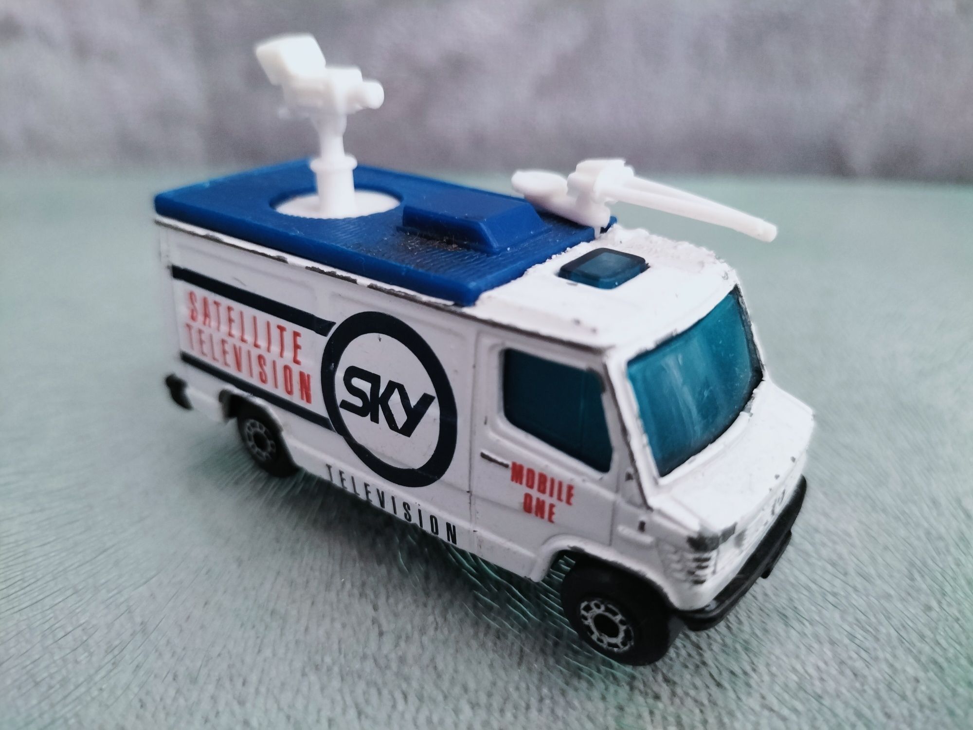 TV News Truck Mercedes Sky Television skala 1:73  Matchbox
