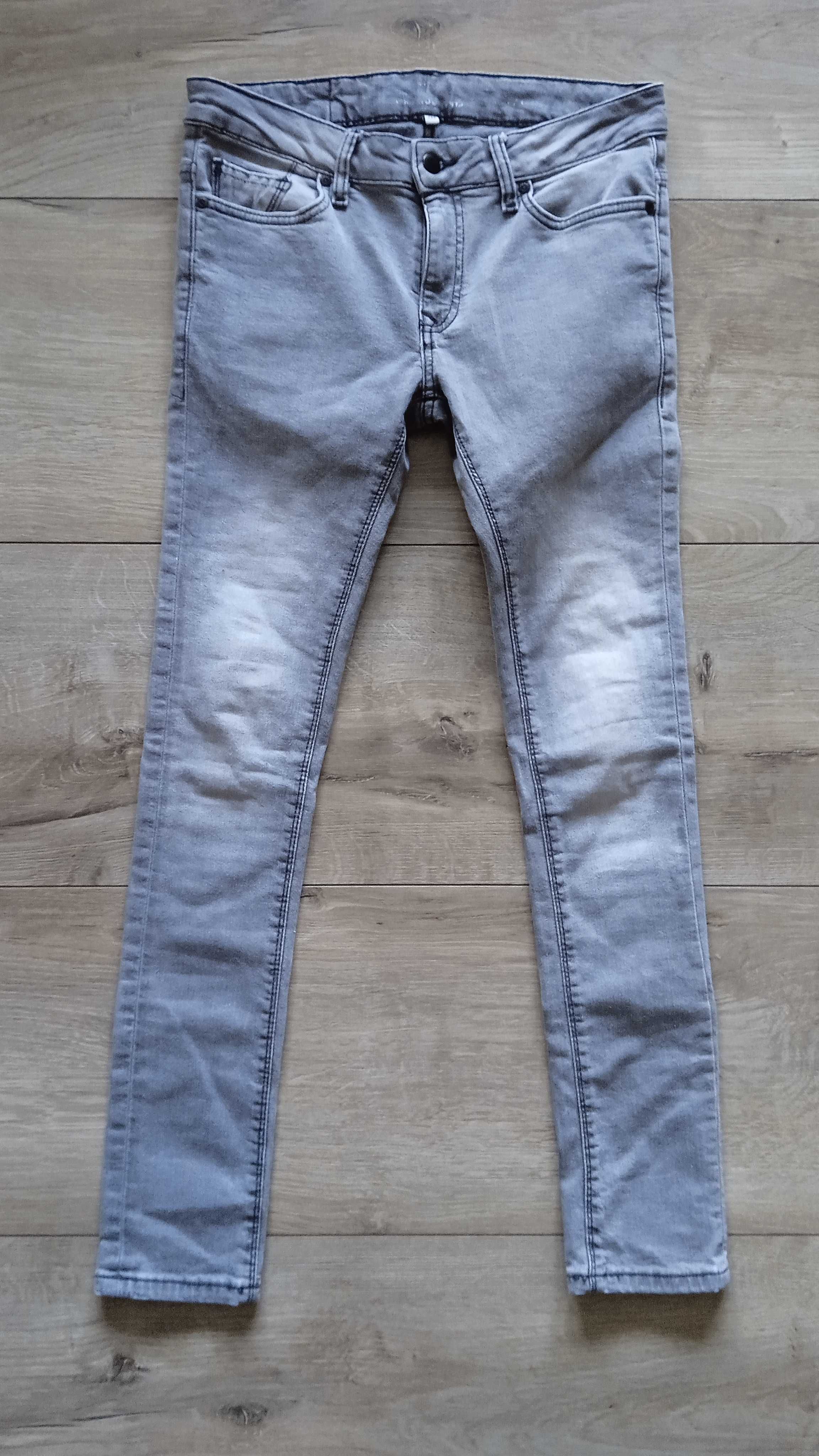 Szare spodnie jeansowe
