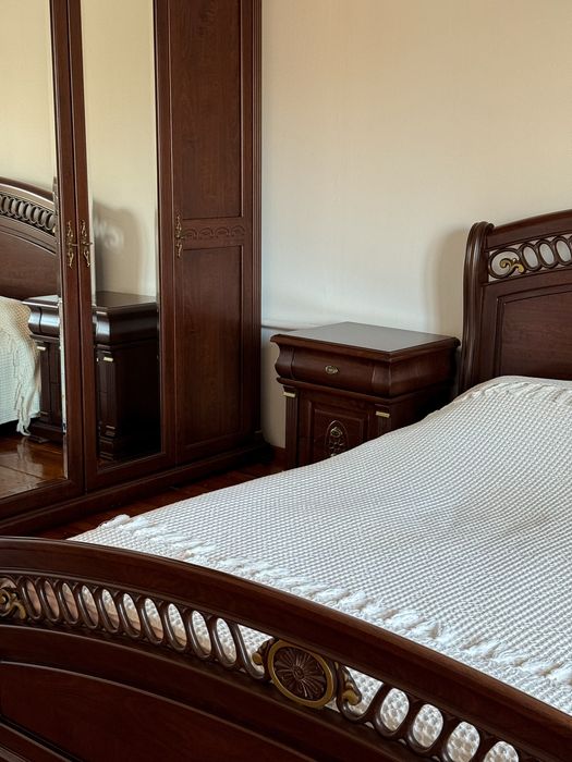 Спальний гарнітур ( ліжко, при﻿ліжкові тумби, комод, шафа), Б/у.