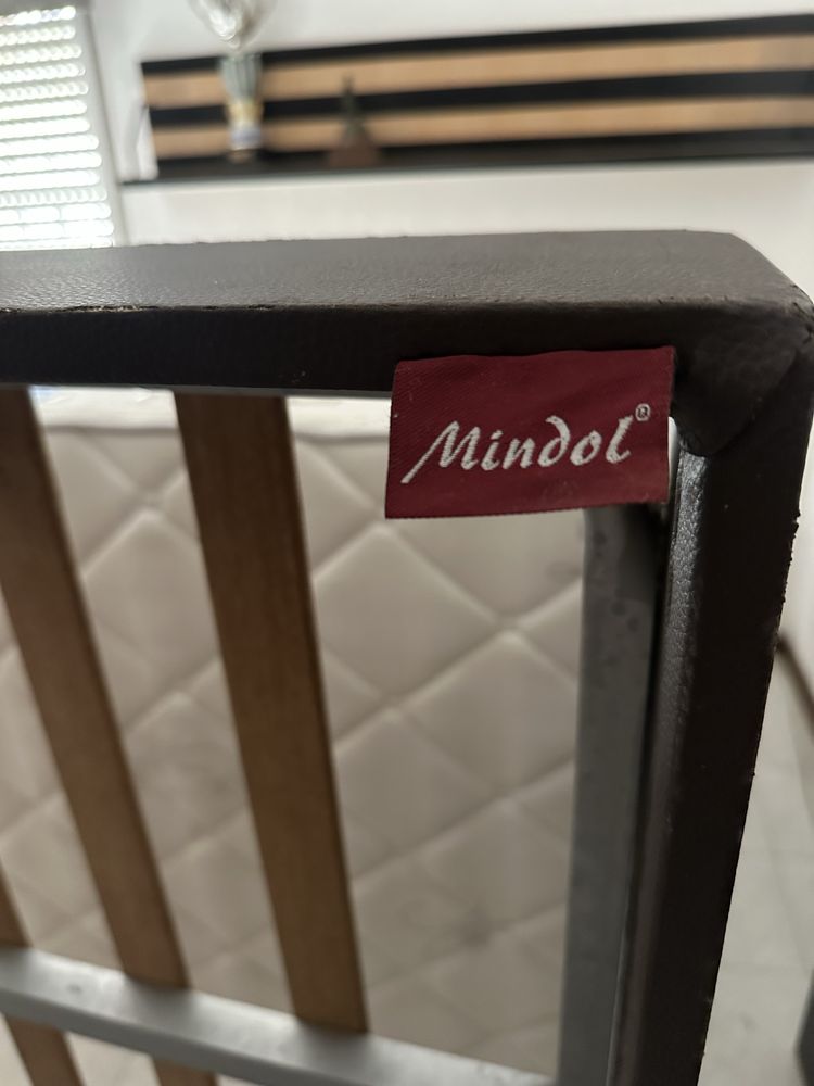 Cama com estrado (colchão extra)