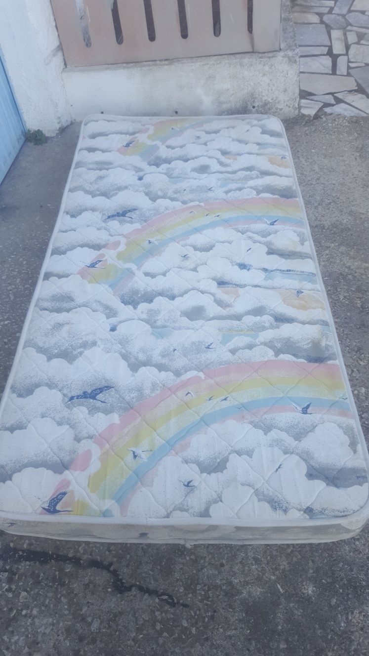 Cama e colchão  para  solteiro