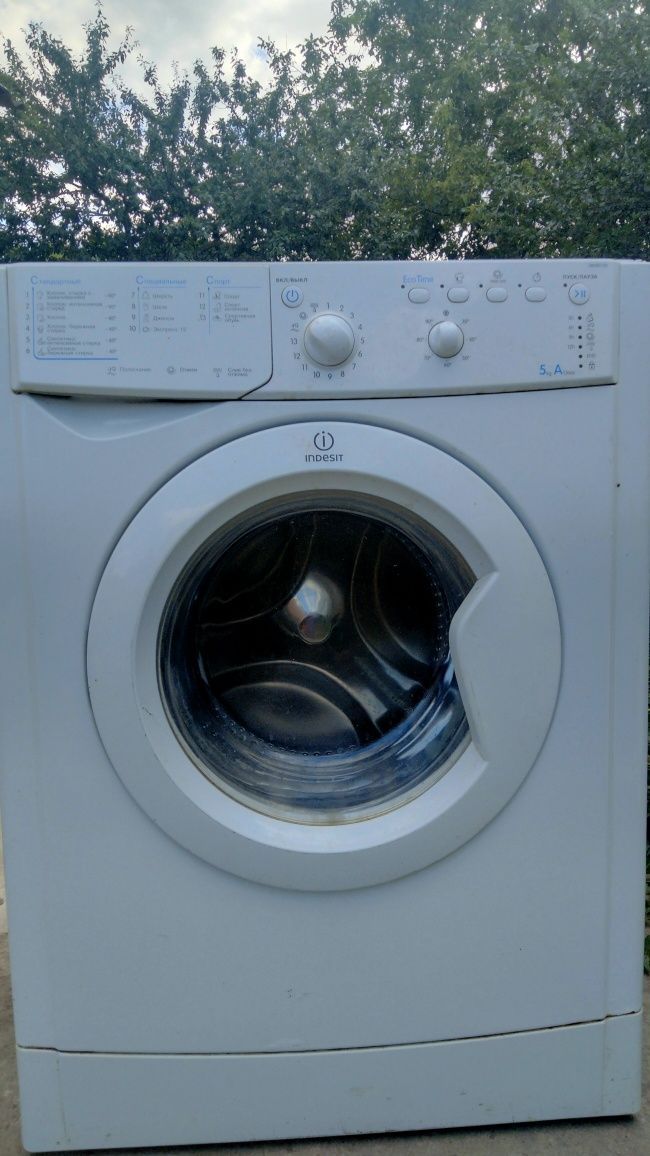 Продам пральну машину Indesit IWSB-5105