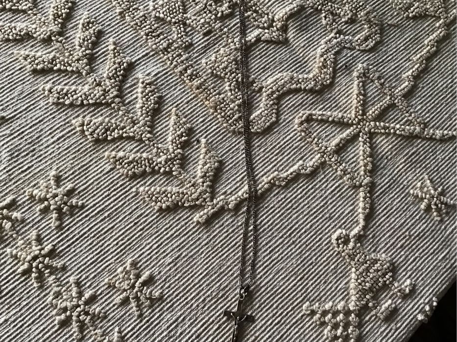 Fio de prata com cruz. Malha  fina.