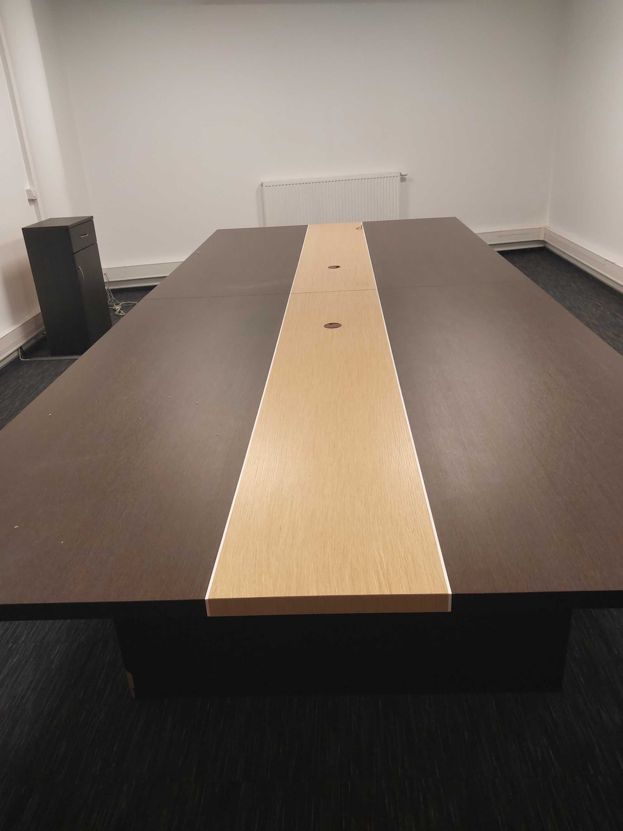 Stół konferencyjny używany w bardzo dobrym stanie .