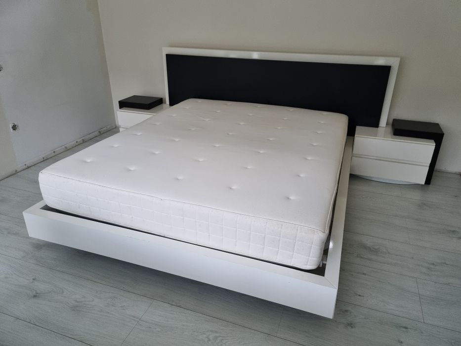 Quarto de casal-cama com estrado, mesas cabeceira, espelho e colchão