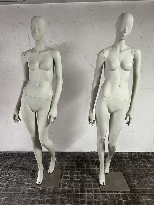 Manequins de gesso cinza claro