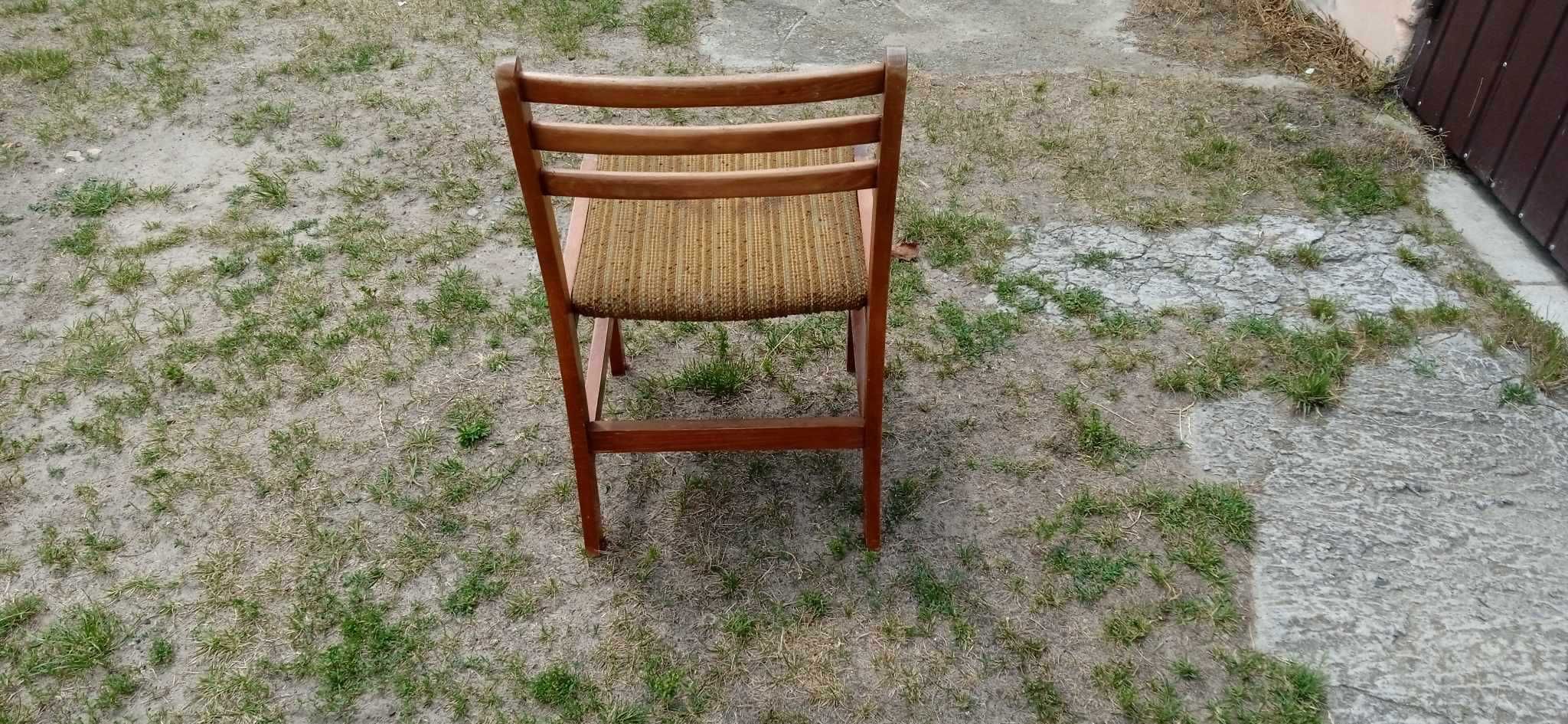 Komplet drewnianych krzeseł tapicerowanych