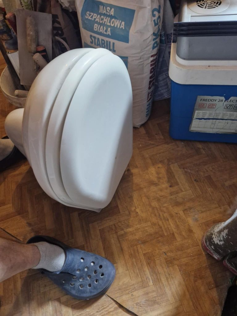 Oddam muszę klozetową