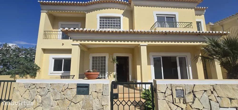 Moradia T5 com 4 Suítes, Piscina e Garagem em Zona Tranquila de Lagos