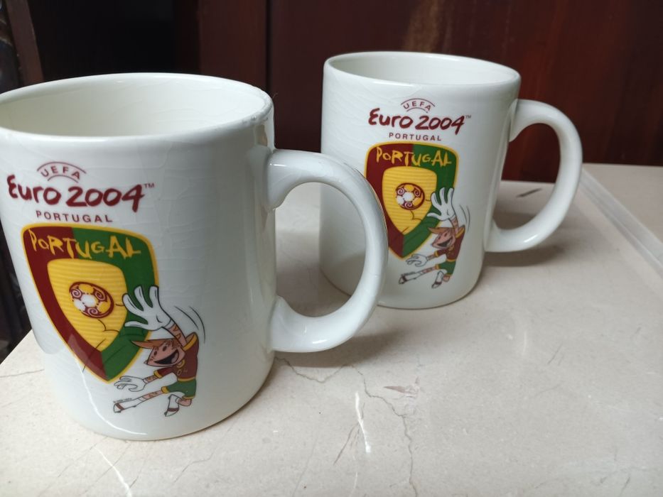 2 canecas euro 2004 originais
Uma delas esta um pouco esbeicada no fun