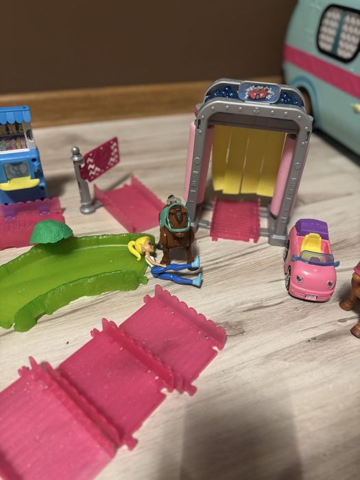 Barbie tor, uzywany z 3 lalkami i 3 autkami na zjdeciu są 4 zestawy .