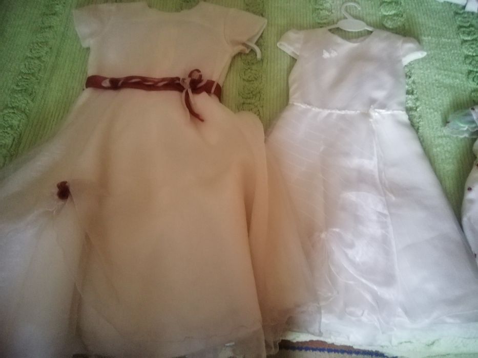 Vestidos de cerimónia de crianças.